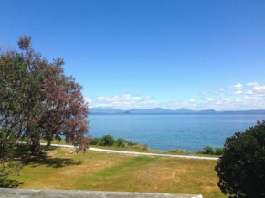 Relax Lakeside - Five Mile Bay Holiday Home